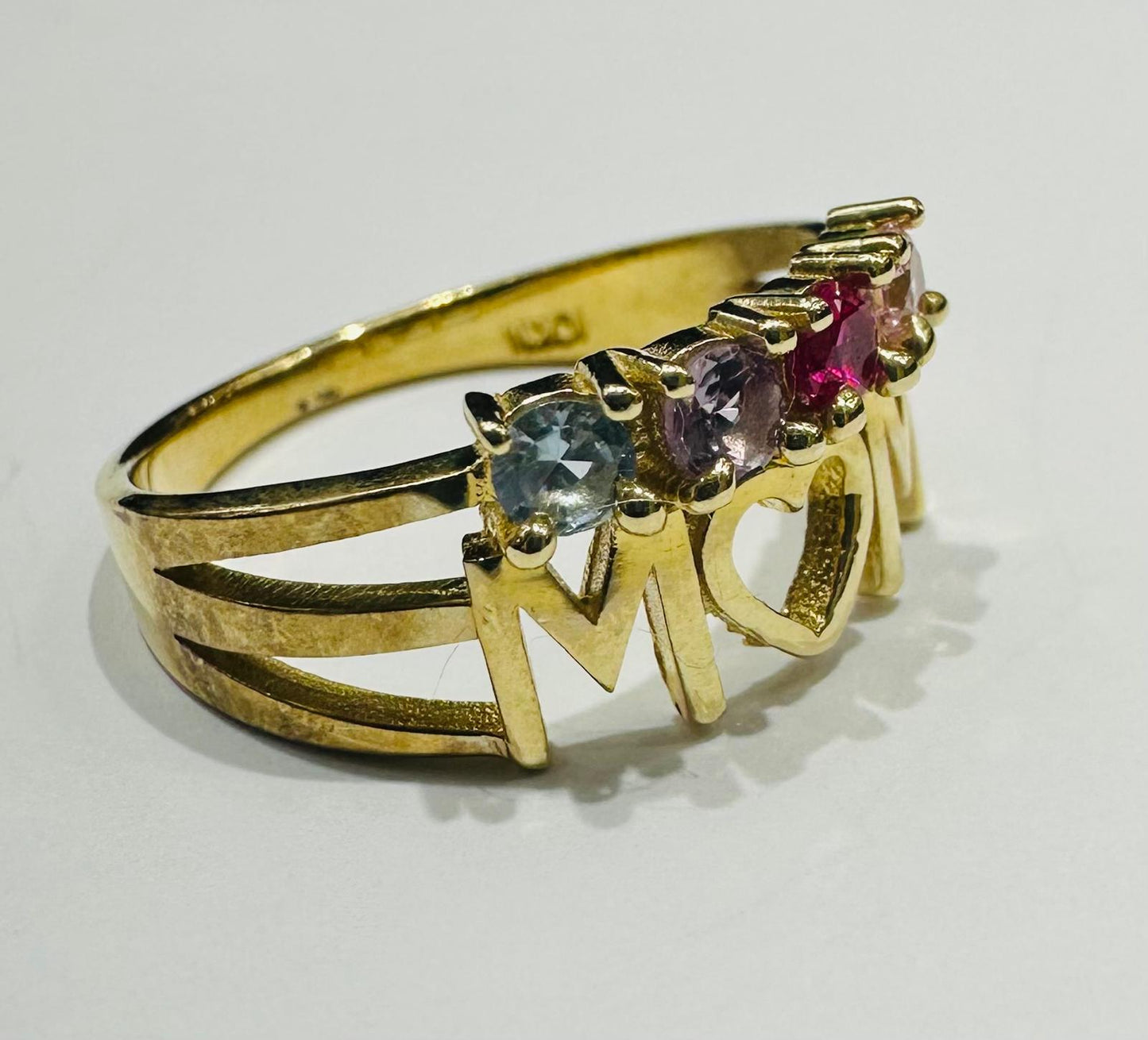 10K GOLD "MOM" RING- WEIGHT: 3.2gm