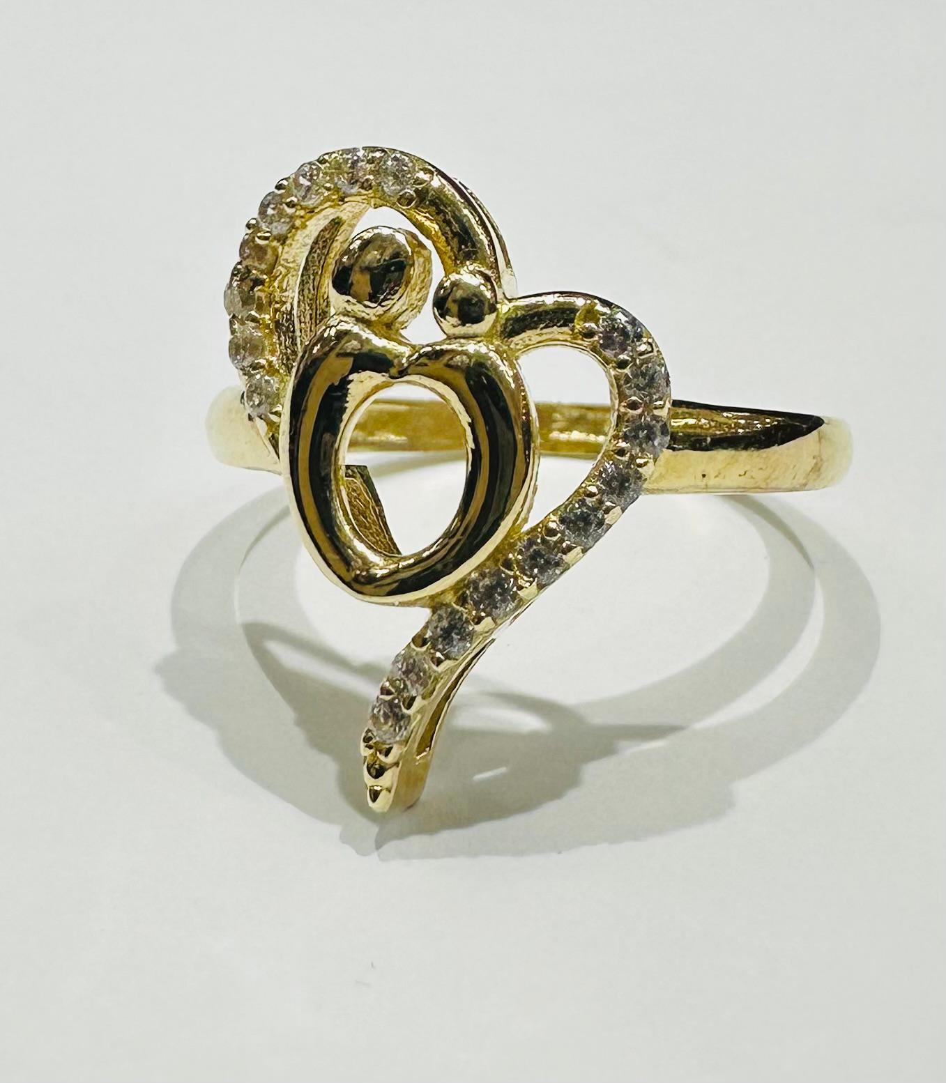 10K GOLD "MOM" RING- WEIGHT: 2.7gm