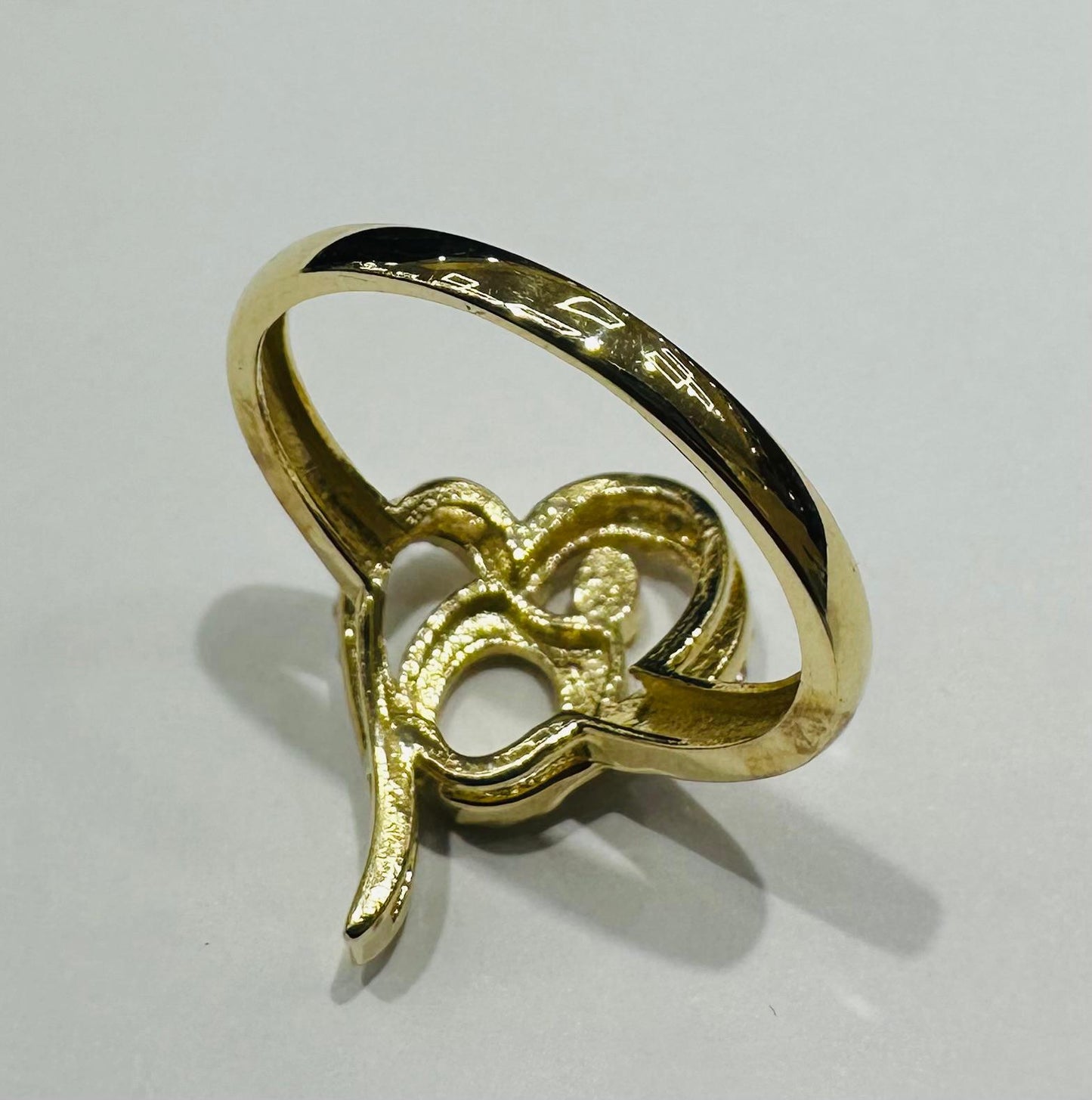 10K GOLD "MOM" RING- WEIGHT: 2.7gm