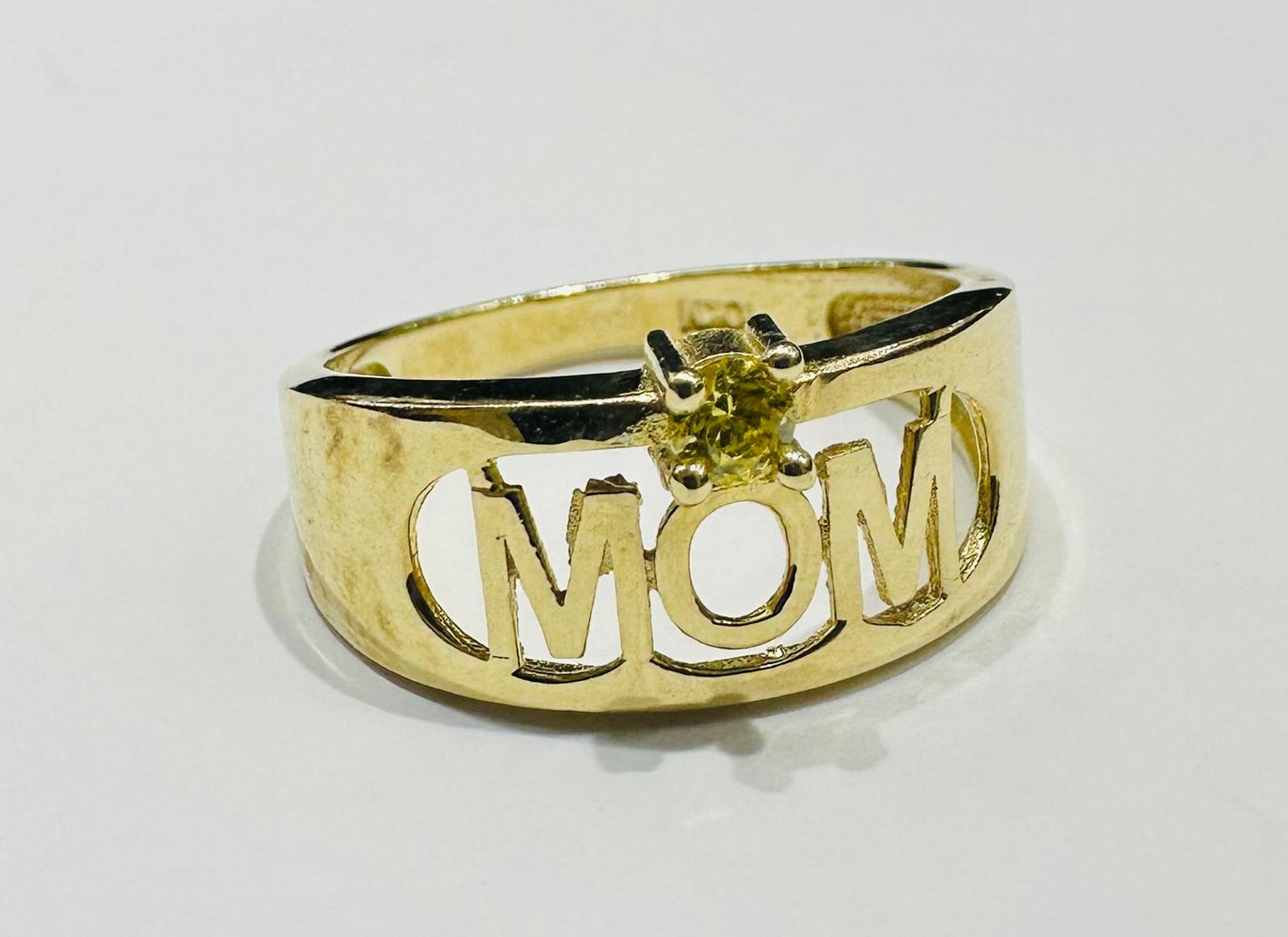 10K GOLD "MOM" RING- WEIGHT: 3.1gm