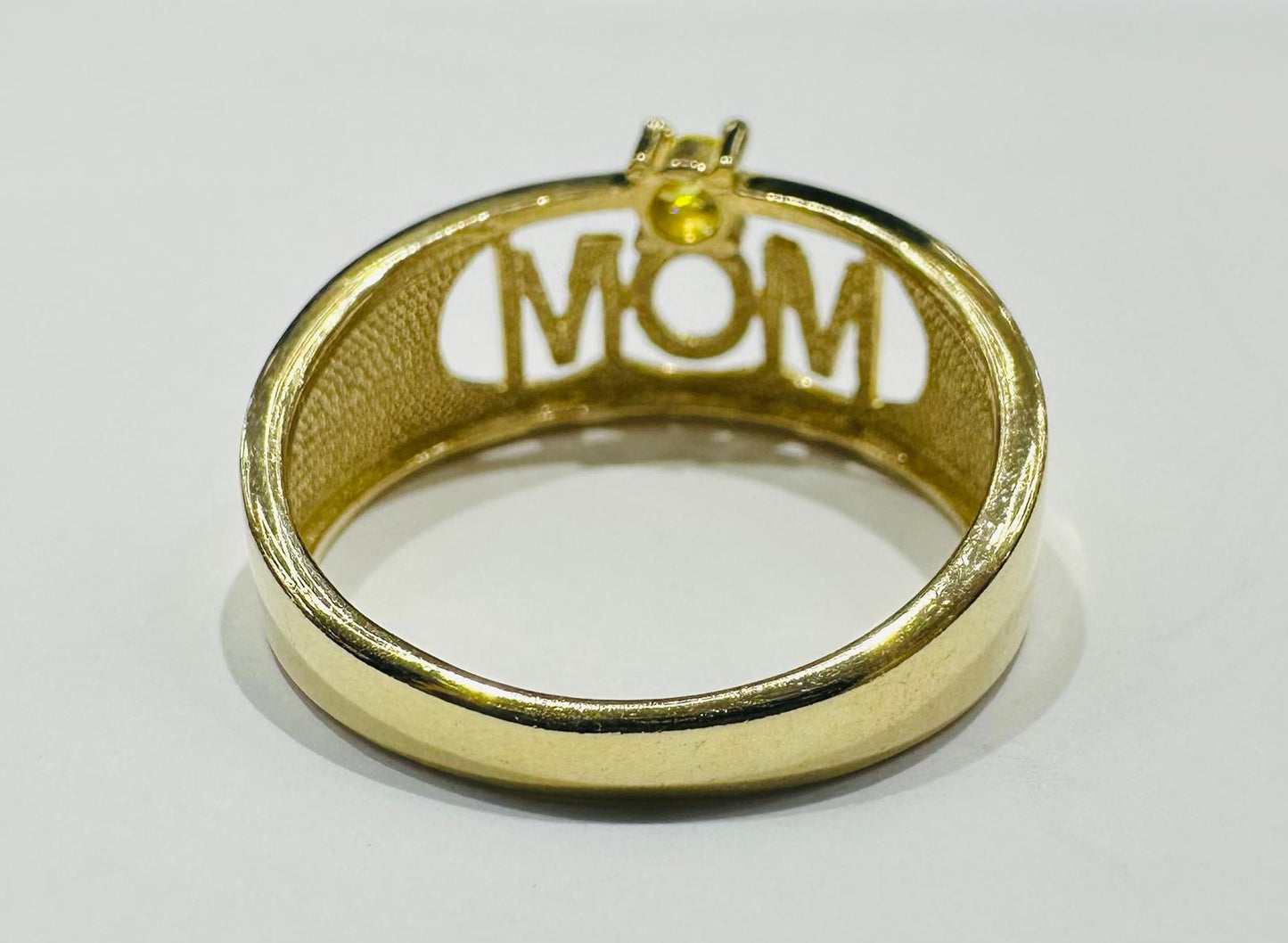10K GOLD "MOM" RING- WEIGHT: 3.1gm