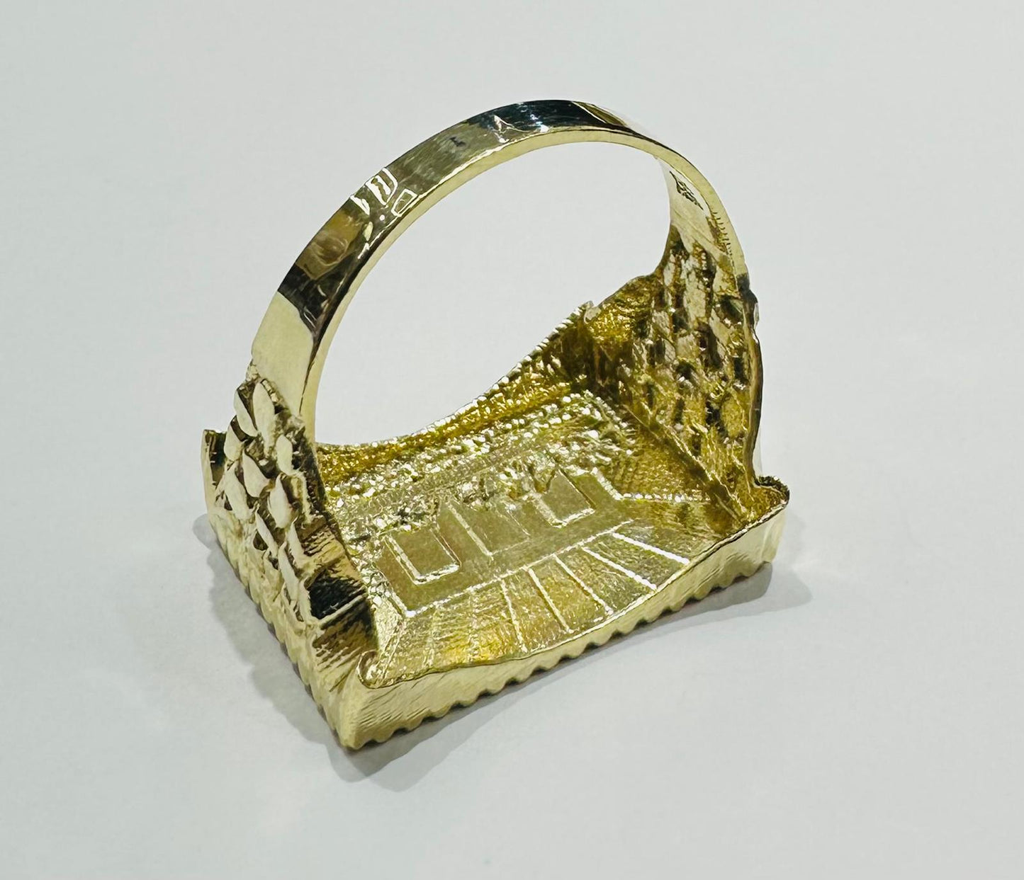 10K GOLD LAST SUPPER RING- WEIGHT: 2.8gm