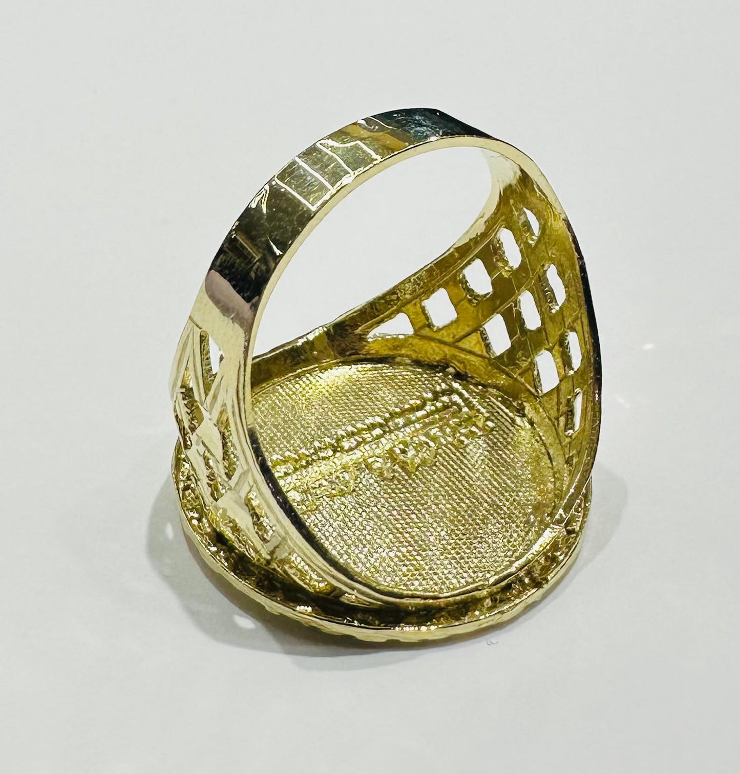 10K GOLD LAST SUPPER RING- WEIGHT: 7.4gm