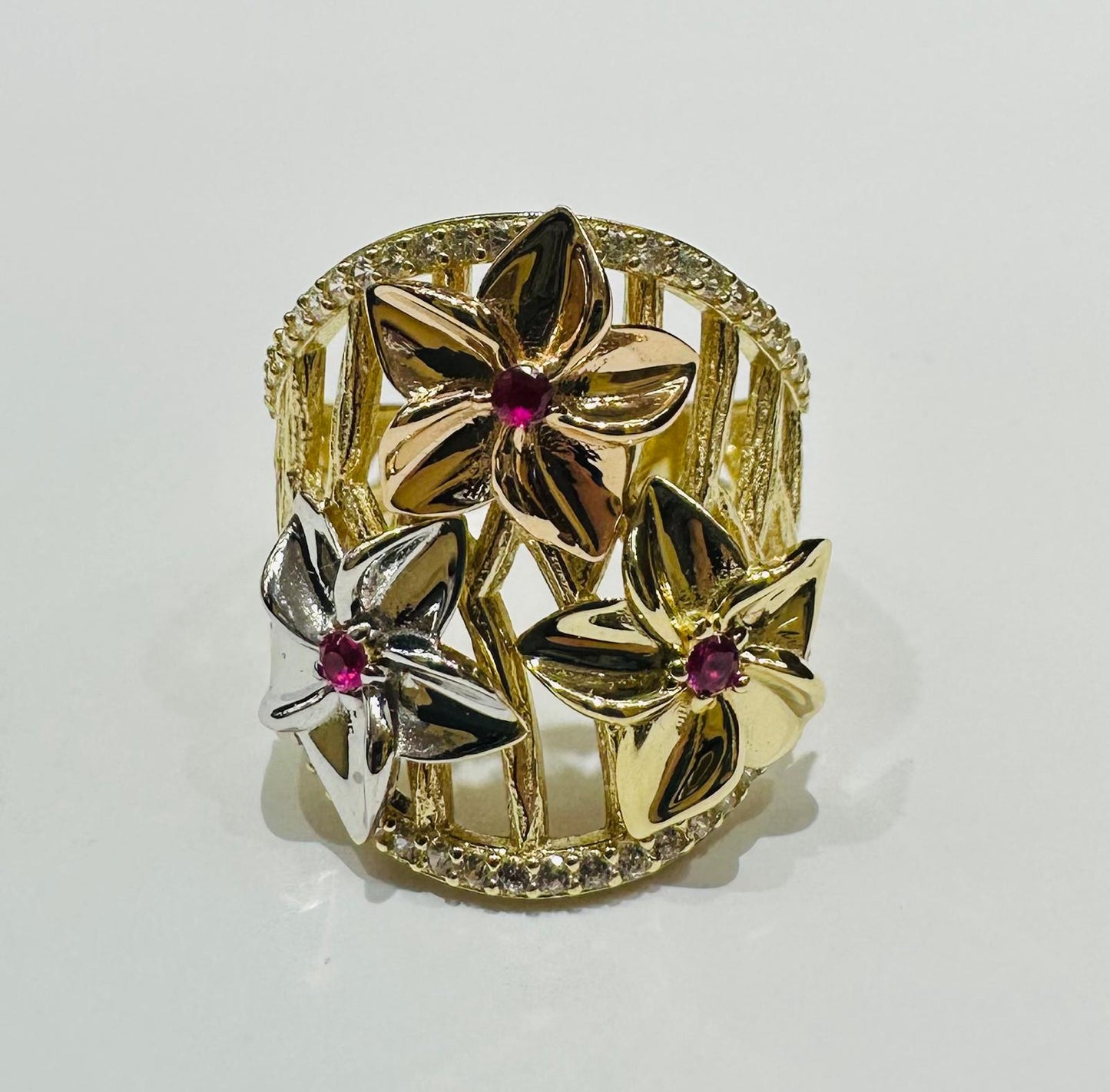 14K GOLD FLOWER RING WITH CZ STONES- WEIGHT: 5.6gm