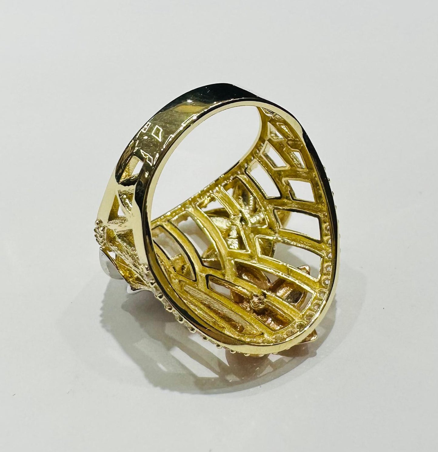 14K GOLD FLOWER RING WITH CZ STONES- WEIGHT: 5.6gm