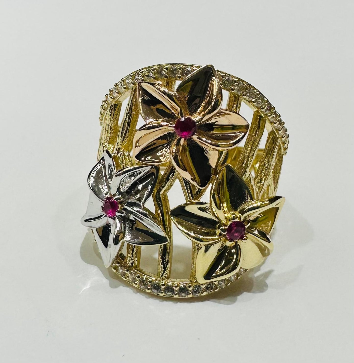 14K GOLD FLOWER RING WITH CZ STONES- WEIGHT: 5.6gm