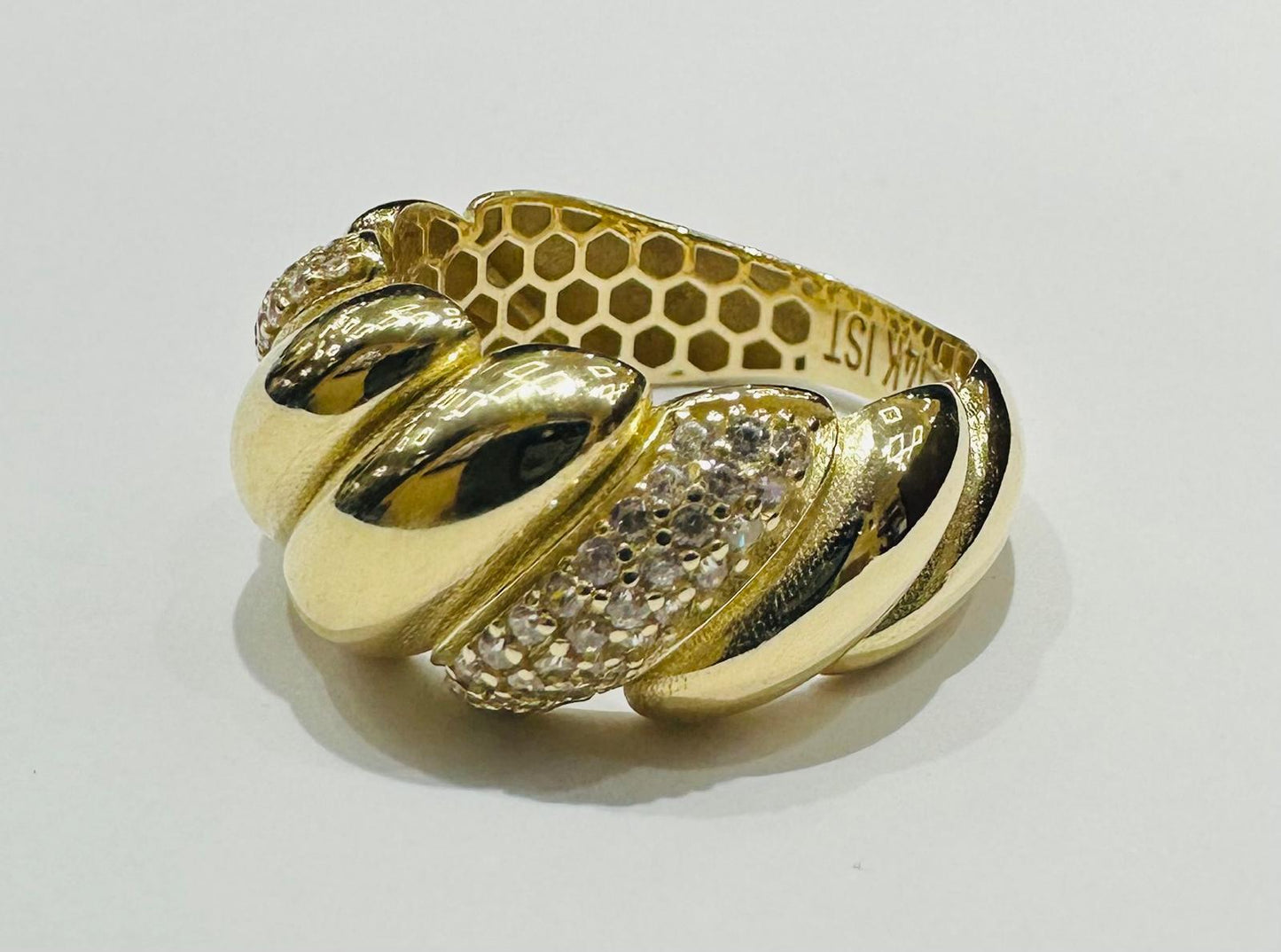 14K GOLD RING WITH CZ STONES- WEIGHT: 3.9gm