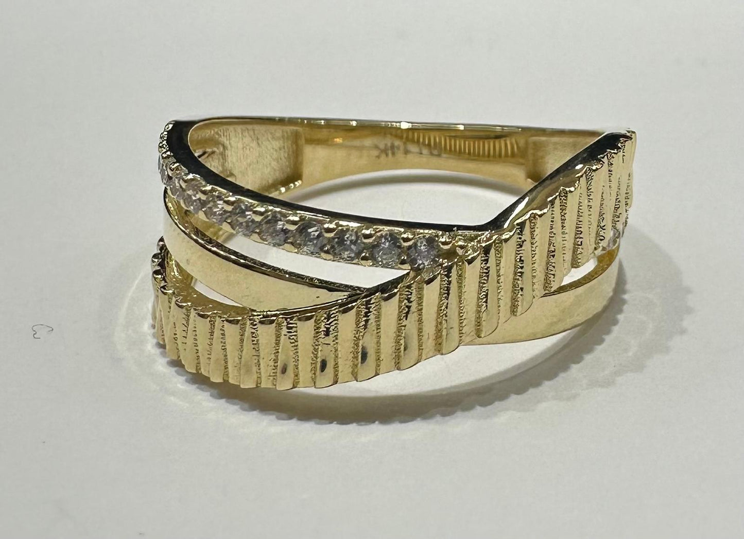14K GOLD ROUND LINK RING WITH CZ STONES- WEIGHT: 2.4gm