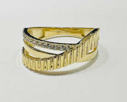 14K GOLD ROUND LINK RING WITH CZ STONES- WEIGHT: 2.4gm