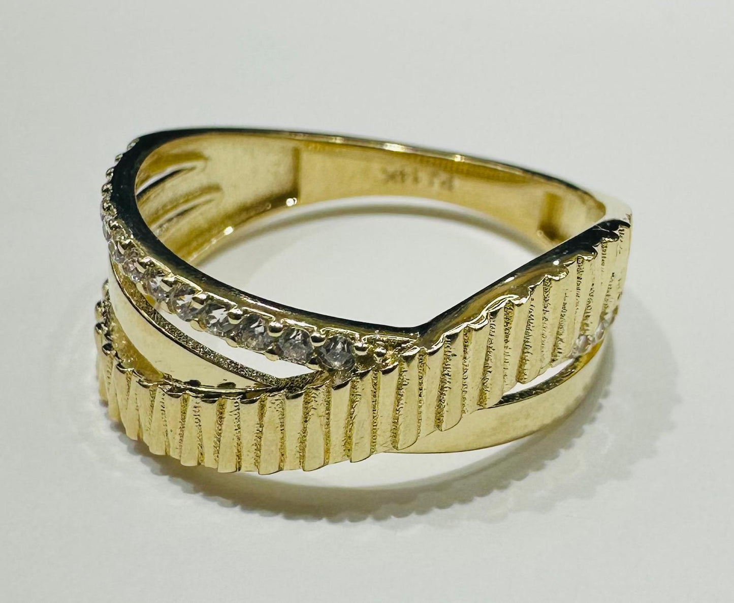 14K GOLD ROUND LINK RING WITH CZ STONES- WEIGHT: 2.4gm