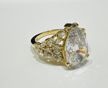 14K GOLD WHITE SAPPHIRE STONE RING- WEIGHT: 5.7gm