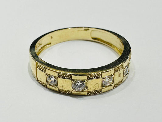 14K GOLD ROUND RING WITH CZ STONES- WEIGHT: 3.4gm