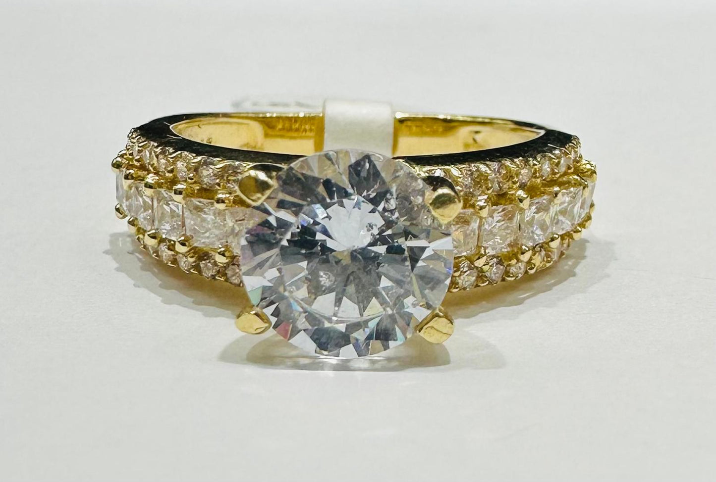 14K GOLD ROUND RING WITH WHITE SAPPHIRE- WEIGHT: 5.1gm