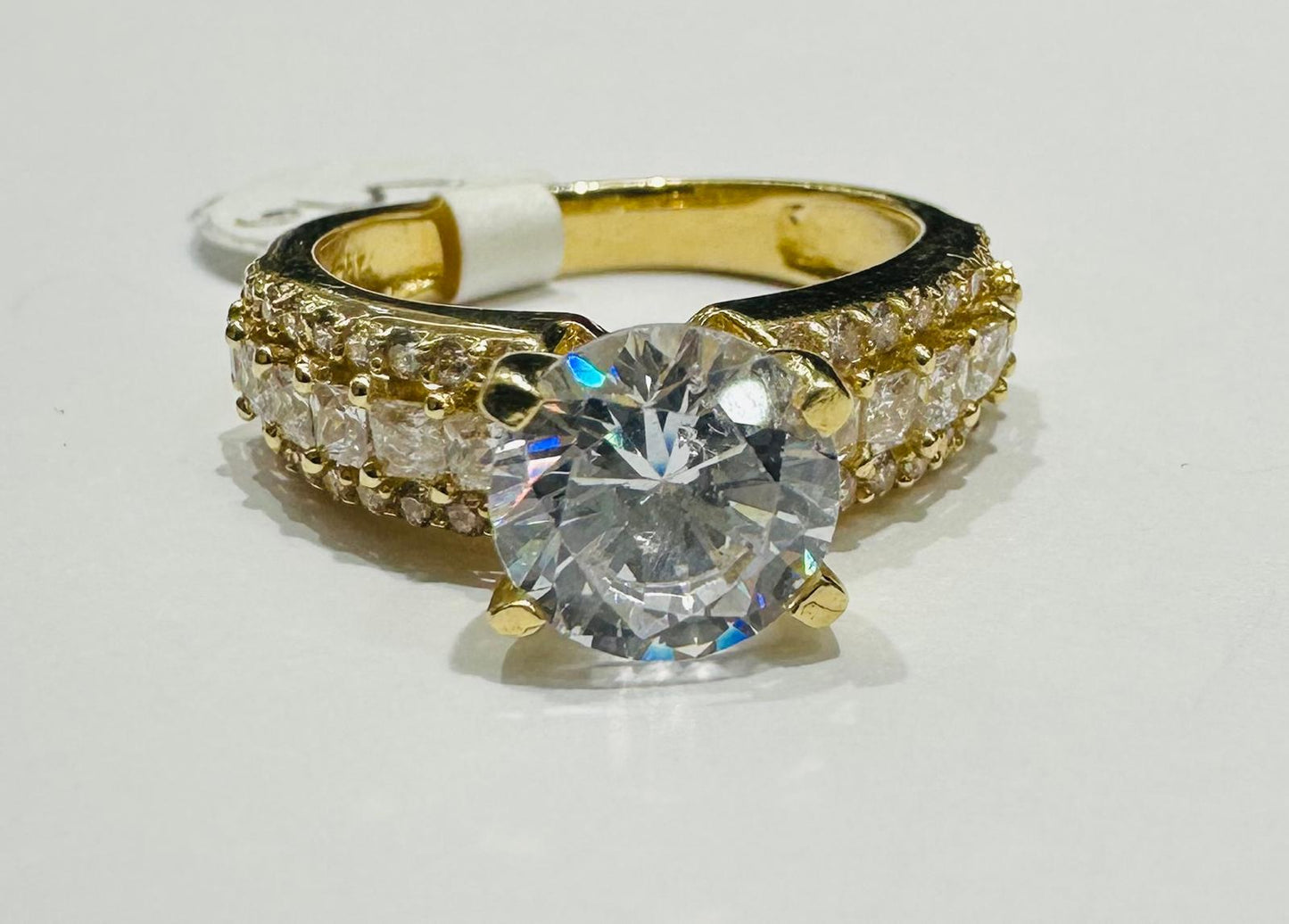14K GOLD ROUND RING WITH WHITE SAPPHIRE- WEIGHT: 5.1gm