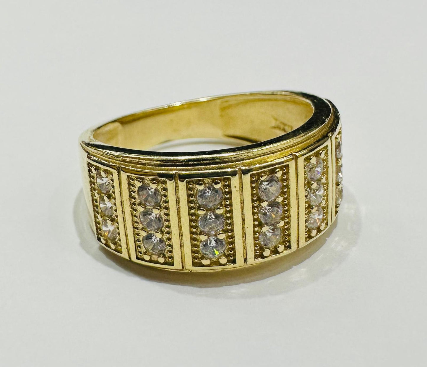 14K GOLD ROUND RING WITH CZ STONES- WEIGHT: 7.0gm