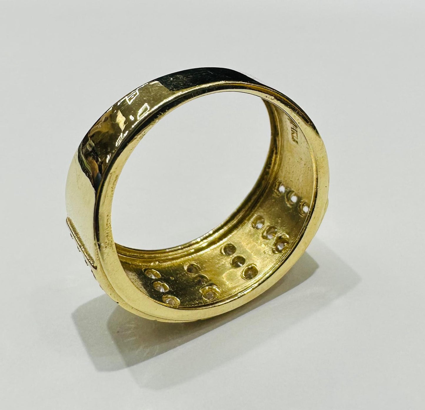 14K GOLD ROUND RING WITH CZ STONES- WEIGHT: 7.0gm