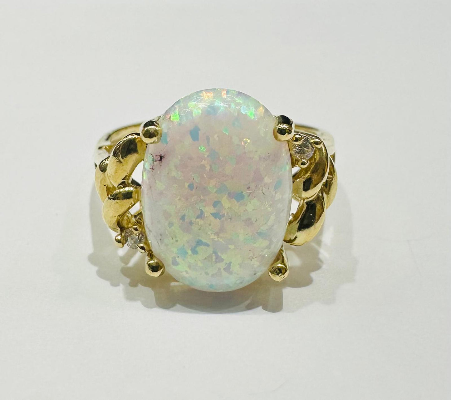 14K GOLD RING WITH OPAL COLOURED STONE- WEIGHT: 3.1gm