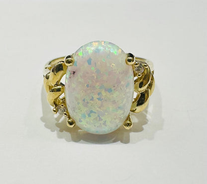 14K GOLD RING WITH OPAL COLOURED STONE- WEIGHT: 3.1gm