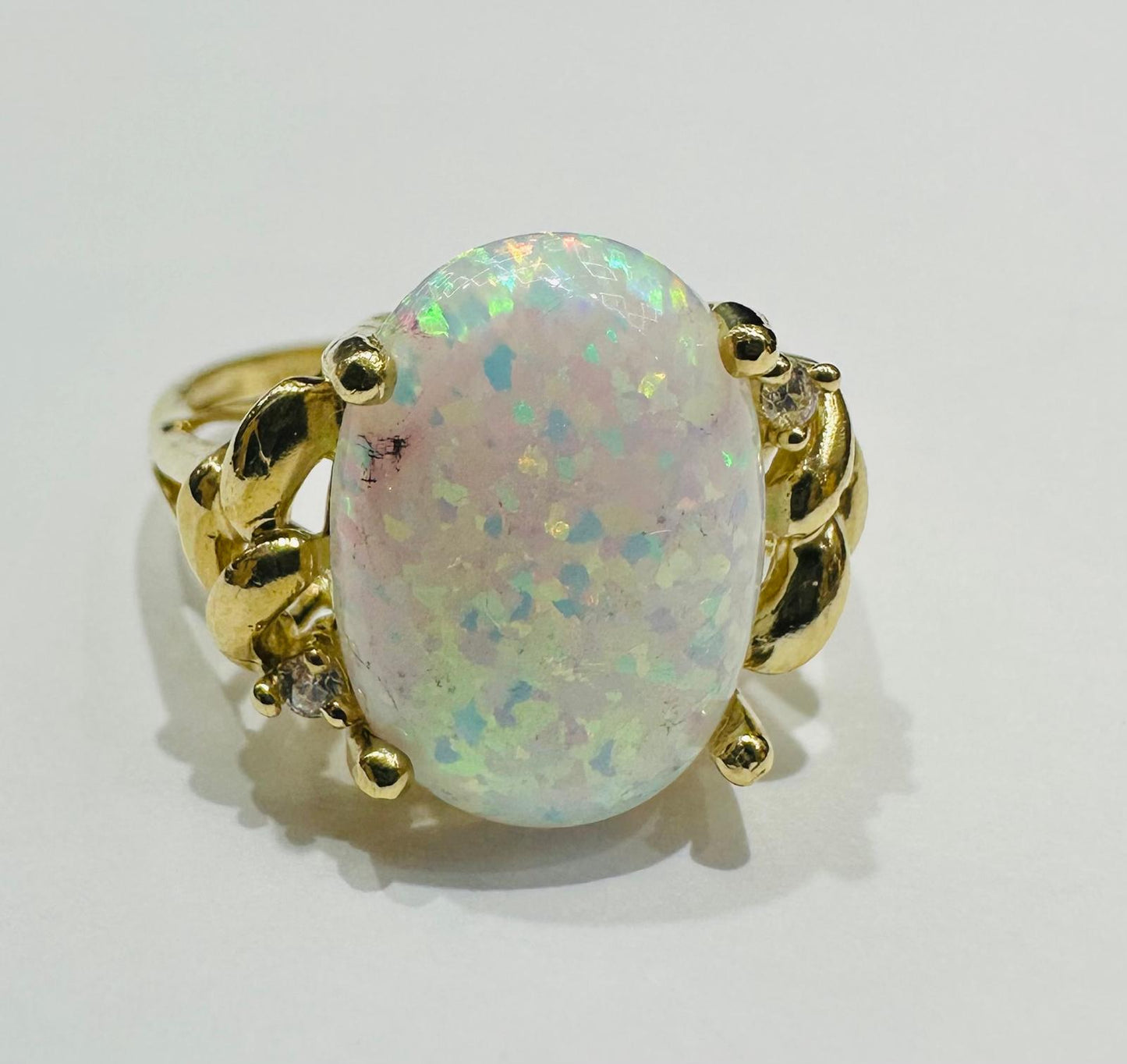 14K GOLD RING WITH OPAL COLOURED STONE- WEIGHT: 3.1gm
