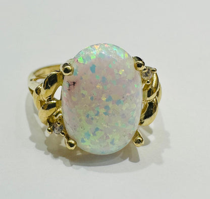 14K GOLD RING WITH OPAL COLOURED STONE- WEIGHT: 3.1gm