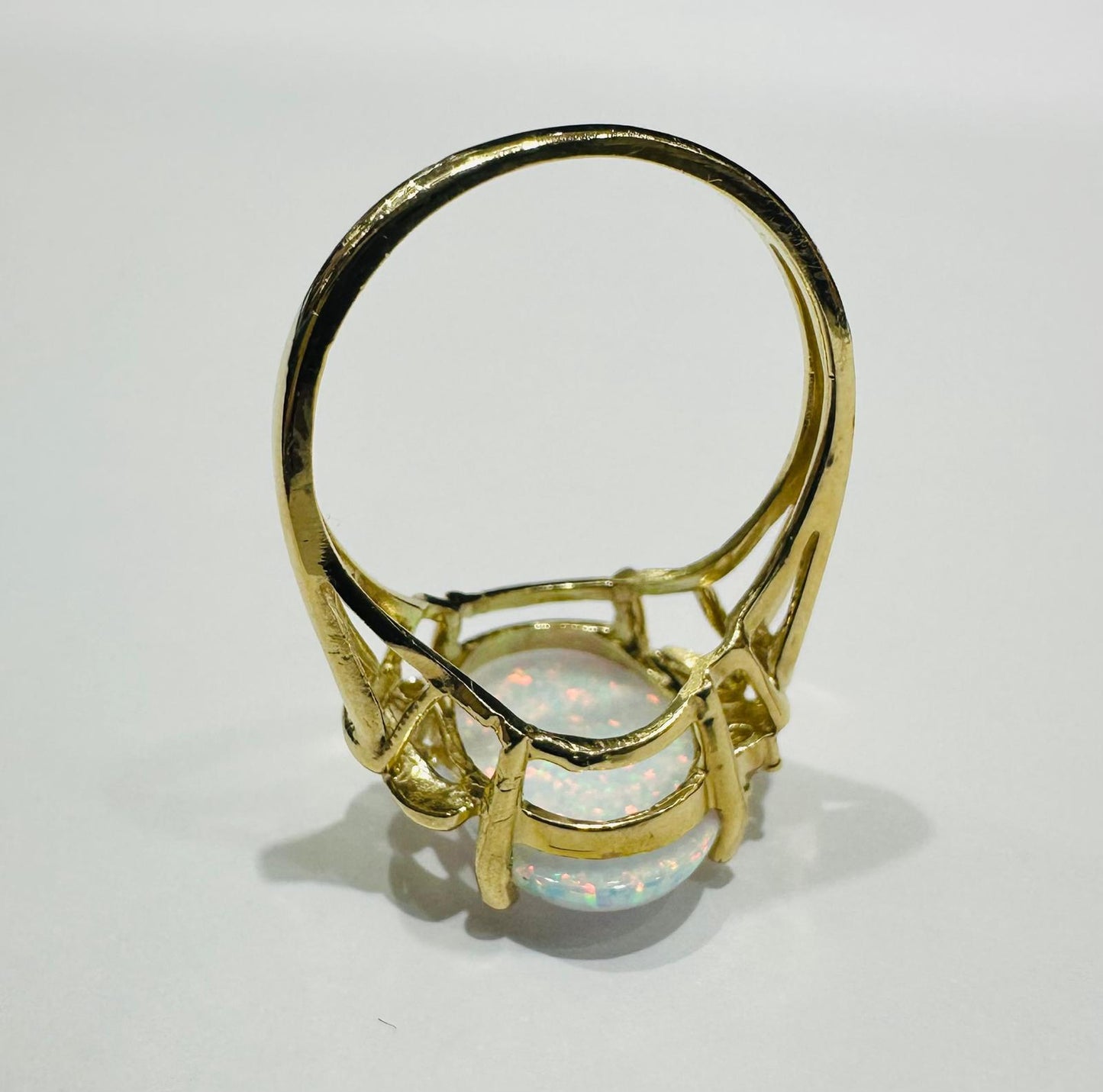 14K GOLD RING WITH OPAL COLOURED STONE- WEIGHT: 3.1gm