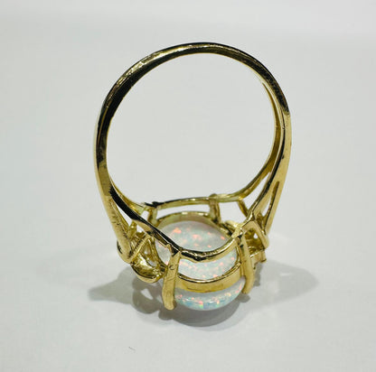 14K GOLD RING WITH OPAL COLOURED STONE- WEIGHT: 3.1gm