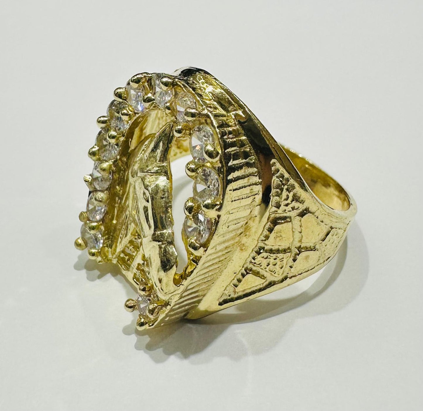 10K GOLD HORSESHOE RING WITH CZ STONES- WEIGHT: 10gm