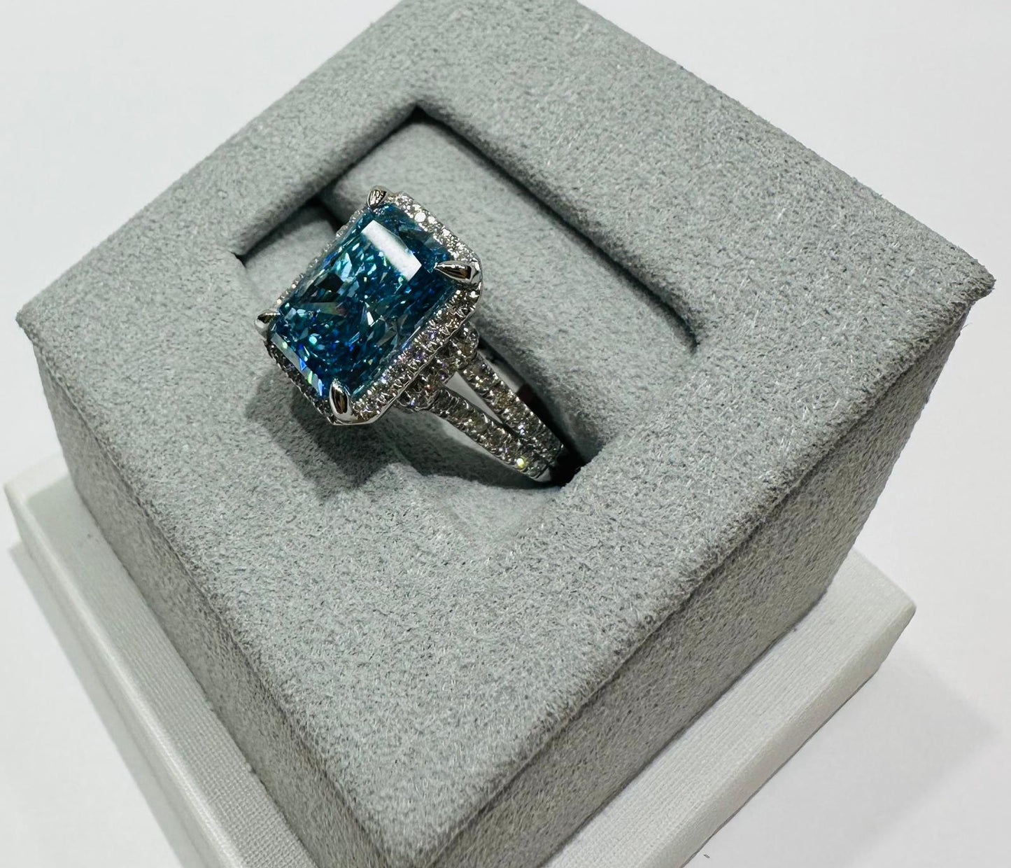 14K GOLD LAB GROWN BLUE VS DIAMOND RING-  4.66CT