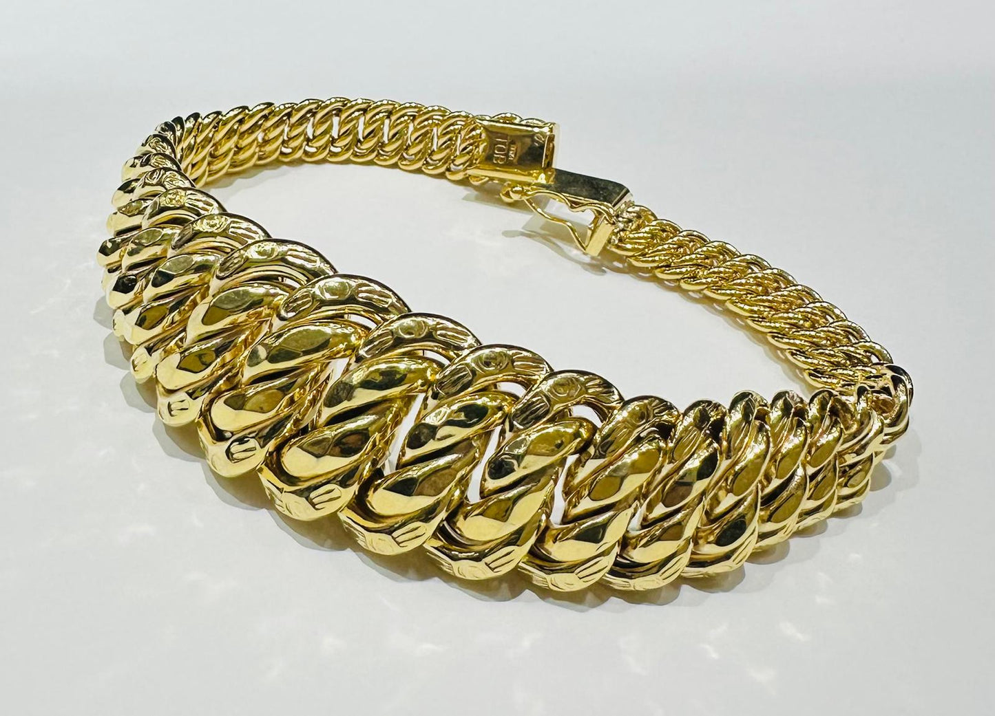 10K GOLD PRINCESS CUT BRACELET-  8"  WEIGHT: 21.8gm