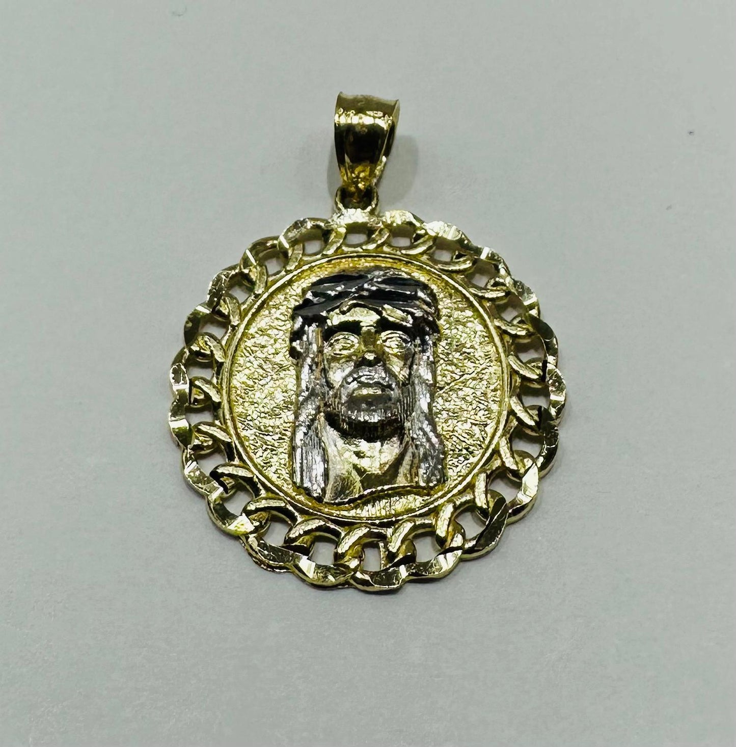 10K GOLD TWO TONED JESUS PENDANT-  WEIGHT: 2.2gm