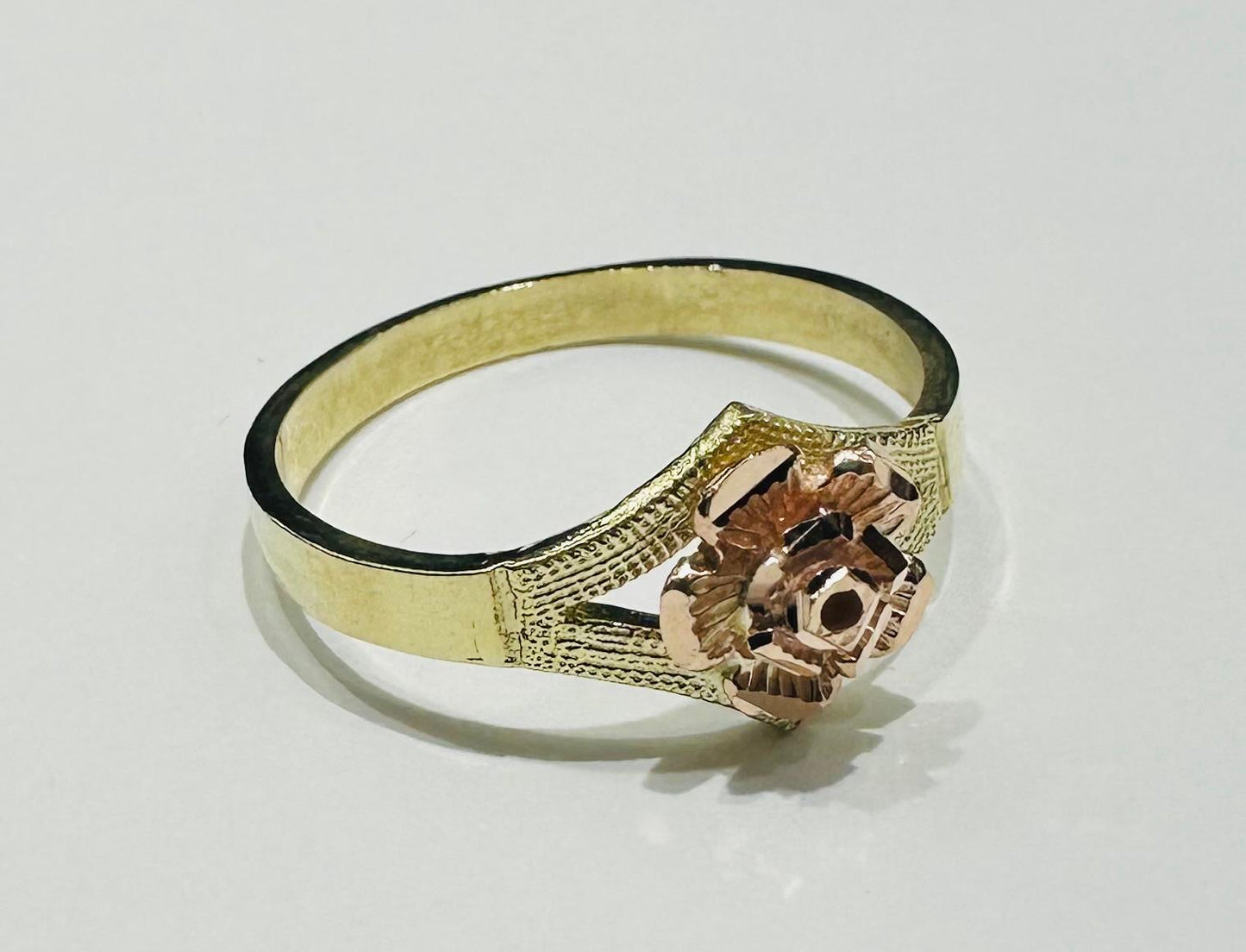 10K GOLD TWO TONED FLOWER RING- WEIGHT: 2.0gm