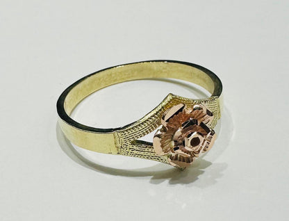 10K GOLD TWO TONED FLOWER RING- WEIGHT: 2.0gm
