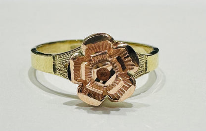 10K GOLD TWO TONED FLOWER RING- WEIGHT: 2.4gm