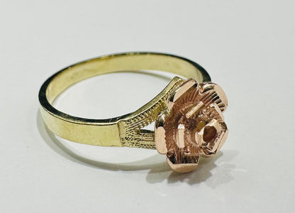 10K GOLD TWO TONED FLOWER RING- WEIGHT: 2.4gm