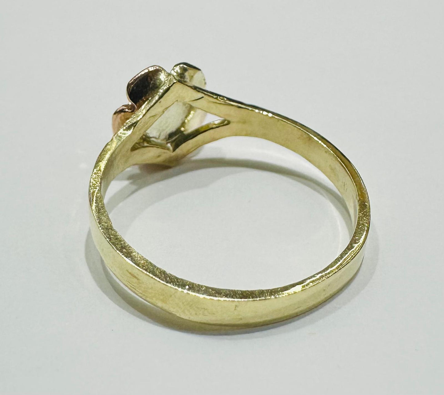10K GOLD TWO TONED FLOWER RING- WEIGHT: 2.4gm