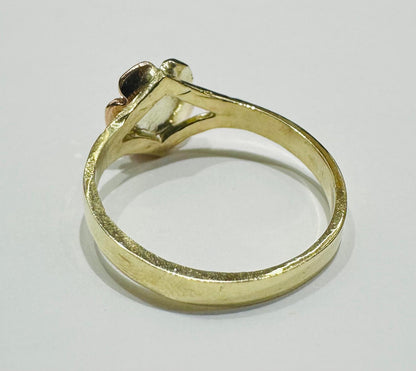 10K GOLD TWO TONED FLOWER RING- WEIGHT: 2.4gm