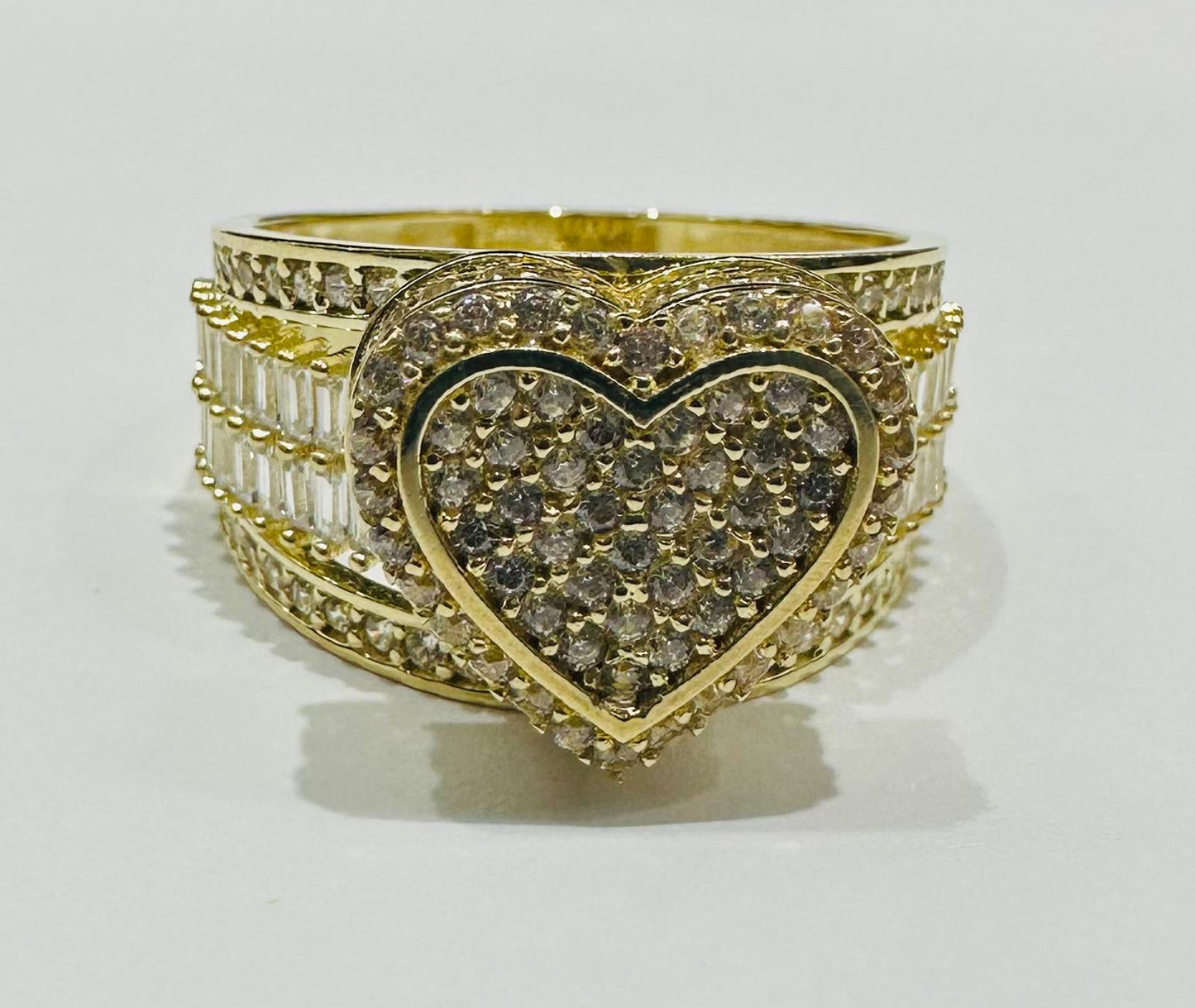 10K GOLD HEART RING WITH CZ STONES- WEIGHT:  5.2gm