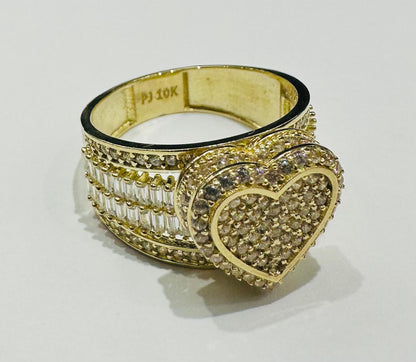 10K GOLD HEART RING WITH CZ STONES- WEIGHT:  5.2gm