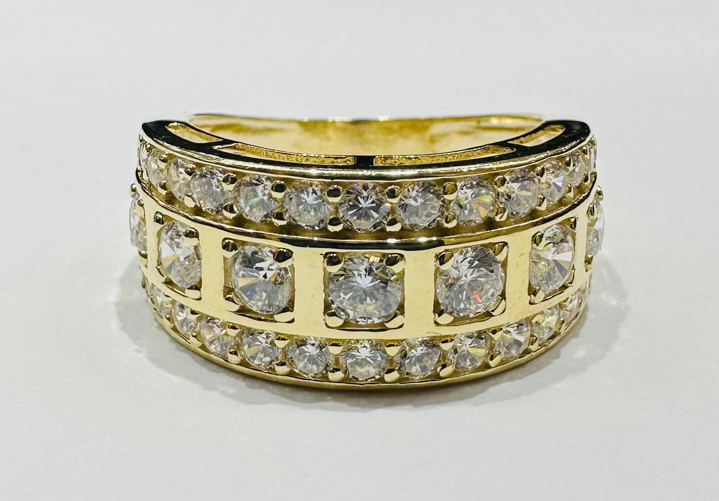 14K GOLD ROUND RING WITH CZ STONES- WEIGHT: 7.5gm