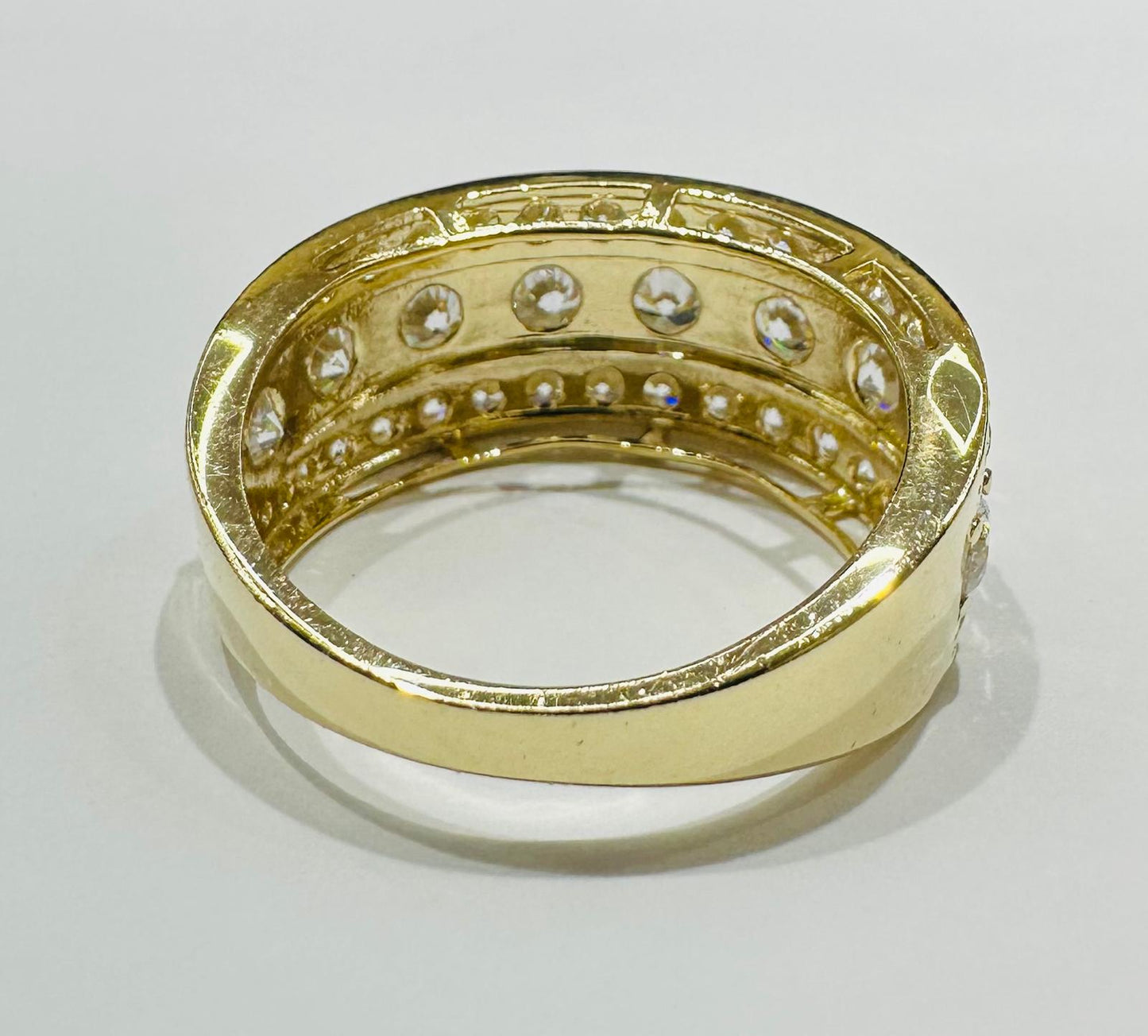 14K GOLD ROUND RING WITH CZ STONES- WEIGHT: 7.5gm