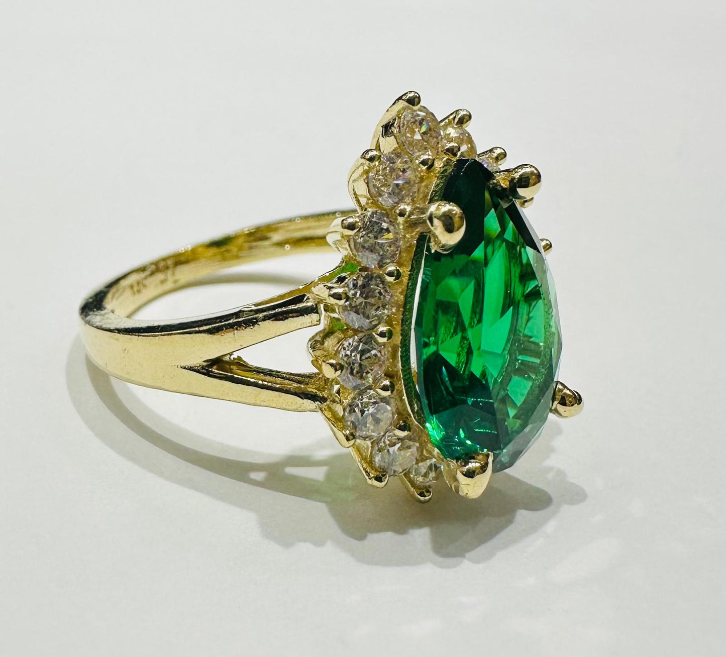 14K GOLD PEAR EMERALD RING - WEIGHT: 6.3gm