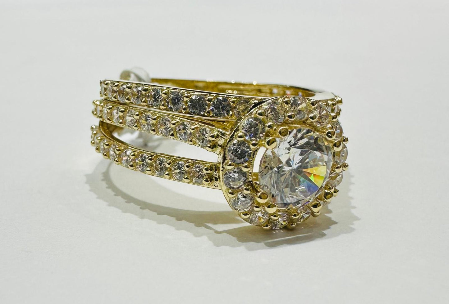 14K GOLD ROUND WHITE SAPPHIRE RING - WEIGHT: 5.7gm