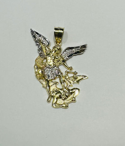 10K GOLD TWO TONED SAINT MICHAEL PENDANT- WEIGHT: 2.7gm