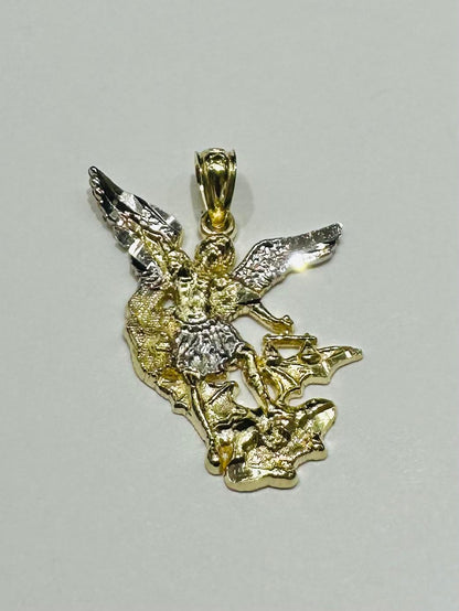 10K GOLD TWO TONED SAINT MICHAEL PENDANT- WEIGHT: 1.2gm