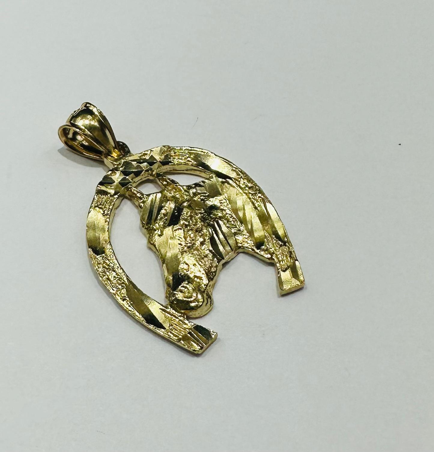 10K GOLD HORSESHOE PENDANT- WEIGHT: 4.0gm