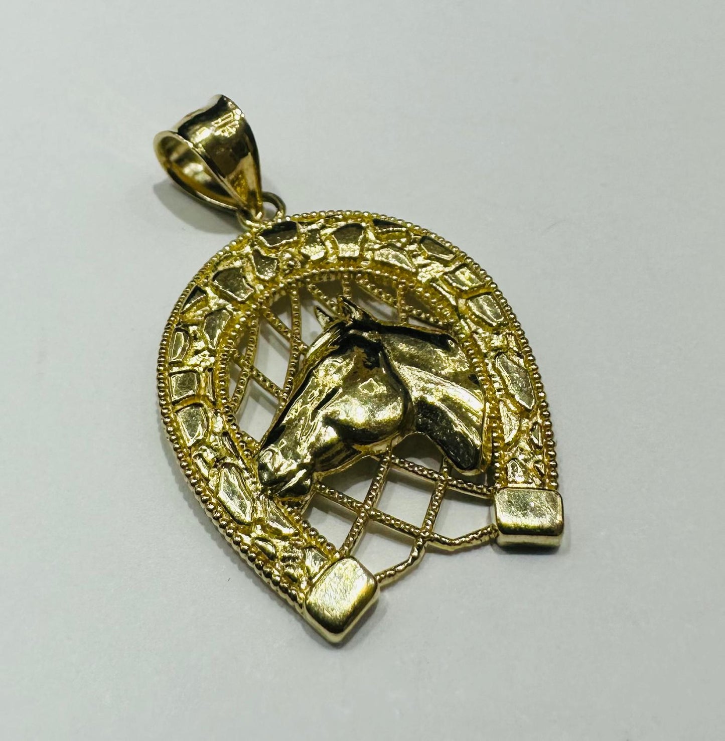 10K GOLD HORSESHOE PENDANT- WEIGHT: 3.1gm