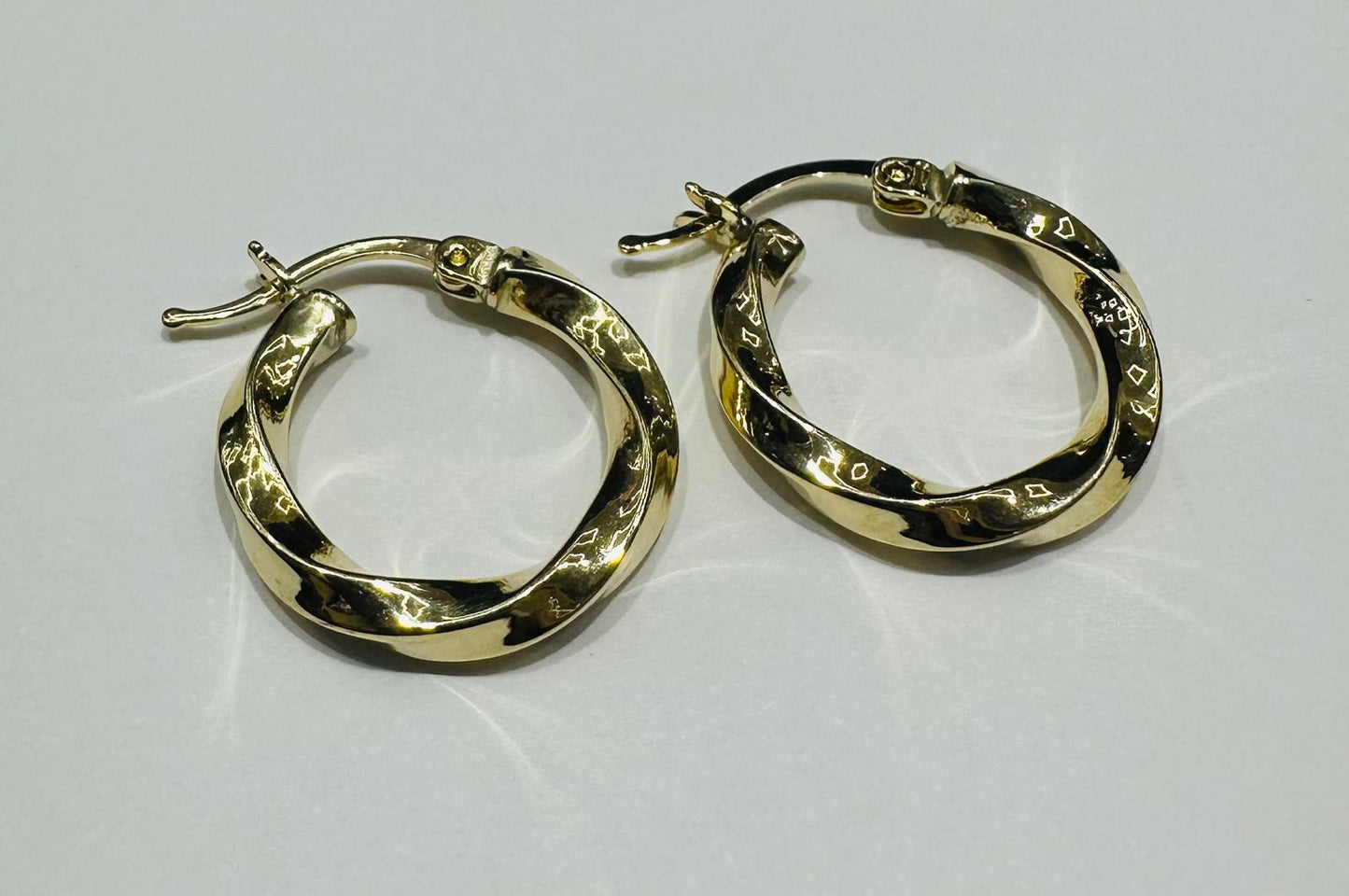 10K GOLD ROUND EARRINGS - WEIGHT: 1.8gm