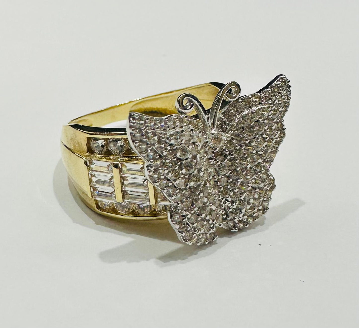 10K GOLD BUTTERFLY RING WITH WHITE SAPPHIRE- WEIGHT: 5.8gm