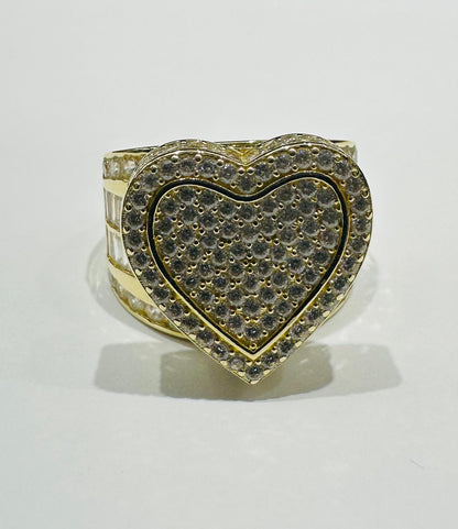 10K GOLD HEART RING WITH WHITE SAPPHIRE- WEIGHT: 8.2gm