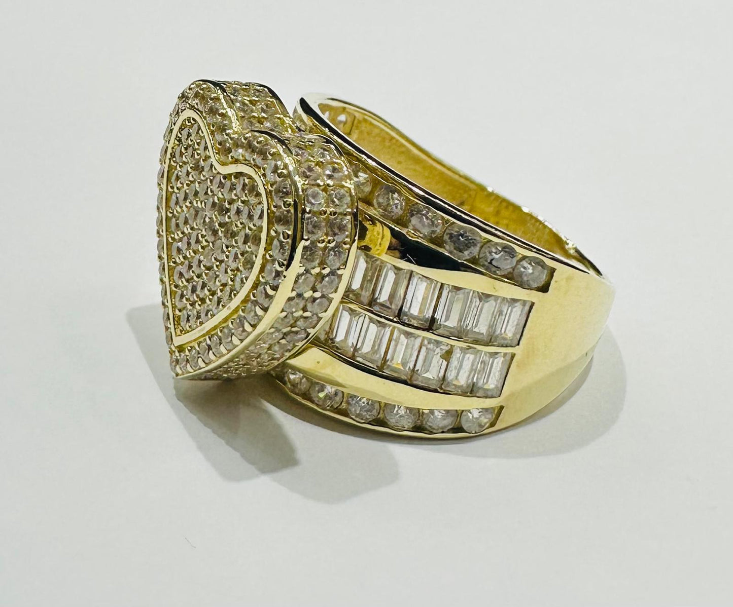 10K GOLD HEART RING WITH WHITE SAPPHIRE- WEIGHT: 8.2gm